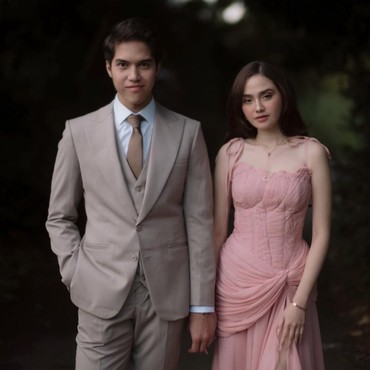 7 Gaya Prewedding El Rumi & Syifa Hadju Pakai Busana Formal, Clean & Sophisticated