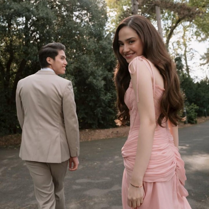 <p>Pasangan Syifa Hadju dan El Rumi kini tengah diliputi rasa bahagia menjelang hari pernikahan mereka yang sudah semakin dekat. Baru-baru ini, keduanya kembali memamerkan momen <em>prewedding</em> dengan latar suasana romantis di Inggris. (Foto: Instagram @syifahadju / @elelrumi)</p>