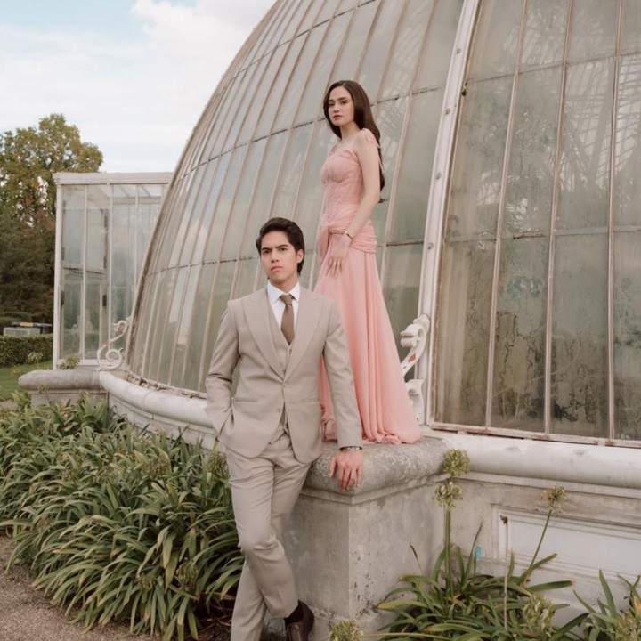<p>Momen spesial ini dibagikan langsung melalui unggahan terbaru Syifa dan El di akun Instagram pribadi mereka. Dalam sesi foto <em>prewedding</em> kali ini, keduanya memilih lokasi&nbsp;Royal Botanical Gardens Kew yang dikenal sebagai salah satu kebun raya tertua di Inggris, Bunda. "Awal dari segalanya bagi kita," tulis Syifa, dikutip dari akun Instagram <em>@syifahadju</em>. (Foto: Instagram @syifahadju / @elelrumi)</p>