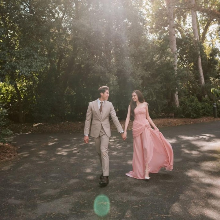 <p>Pasangan yang diketahui akan menikah pada akhir April 2026 ini pun memperlihatkan sejumlah pose romantis mereka, Bunda. Salah satunya saat El menggandeng Syifa sambil saling bertatapan. Suasana pemotretan pun terasa begitu syahdu dengan latar pepohonan yang rindang. (Foto: Instagram @syifahadju / @elelrumi)</p>