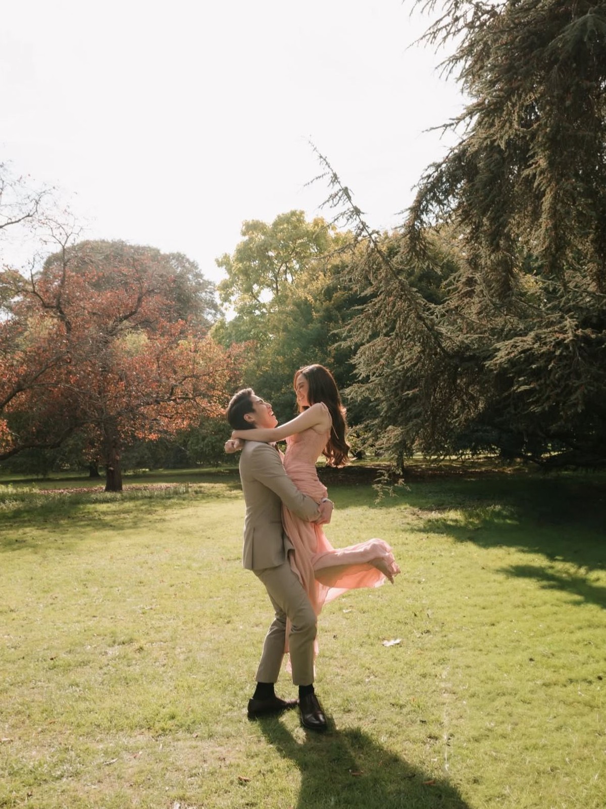 Syifa Hadju & El Rumi Foto Prewed di Salah Satu Kebun Raya Tertua di Inggris