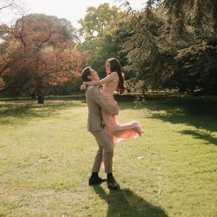 <p>Unggahan ini pun langsung mencuri perhatian netizen. Tak sedikit yang menilai foto <em>prewedding</em> kali ini terasa paling berkesan dibandingkan sebelumnya. "Dari semua <em>prewed</em> ini sih yg paling gong bgt!!! Enggak ada obat," kata akun Instagram <em>@mer****</em>. "Bismillah lancar segala niat baiknya Cipaa," ungkap <em>@jen****.</em> "MasyaAllah, cocoknya manusia dua ini ya Allah," tambah <em>@dia****</em>. (Foto: Instagram @syifahadju / @elelrumi)</p>