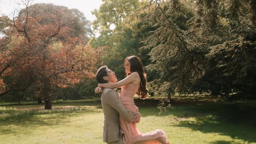 Syifa Hadju & El Rumi Foto Prewed di Salah Satu Kebun Raya Tertua di Inggris