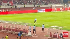 Momen Herdman dan Asisten Sibuk Teriak-teriak di Pinggir Lapangan