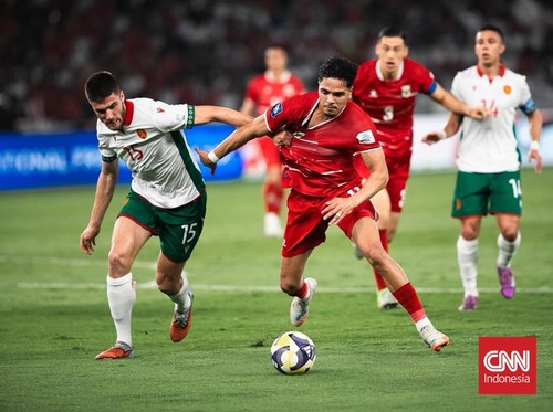 Winger Timnas Indonesia Ragnar Oratmangoen berebut bola dengan pemain Bulgaria Petko Hristov dalam final FIFA Series 2026 di Stadion Utama Gelora Bung Karno (SUGBK), Senayan, Jakarta, Senin (30/3/2026). CNN Indonesia/Adi Maulana Ibrahim