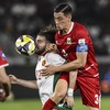 Pesepak bola Timnas Indonesia Jay Idzes (kanan) berebut bola dengan pesepak bola Bulgaria Christian Stoyanov (kedua kanan) saat final FIFA Series 2026 di Stadion Utama Gelora Bung Karno (SUGBK), Senayan, Jakarta, Senin (30/3/2026). ANTARA FOTO/Fauzan