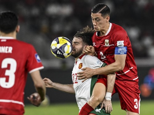 Pesepak bola Timnas Indonesia Jay Idzes (kanan) berebut bola dengan pesepak bola Bulgaria Christian Stoyanov (kedua kanan) saat final FIFA Series 2026 di Stadion Utama Gelora Bung Karno (SUGBK), Senayan, Jakarta, Senin (30/3/2026). ANTARA FOTO/Fauzan