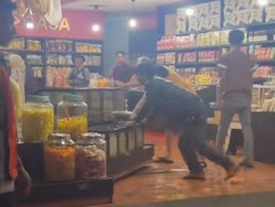 Viral Toko Oleh-oleh di Bandung Punya Pintu Rahasia, Ternyata Isinya...