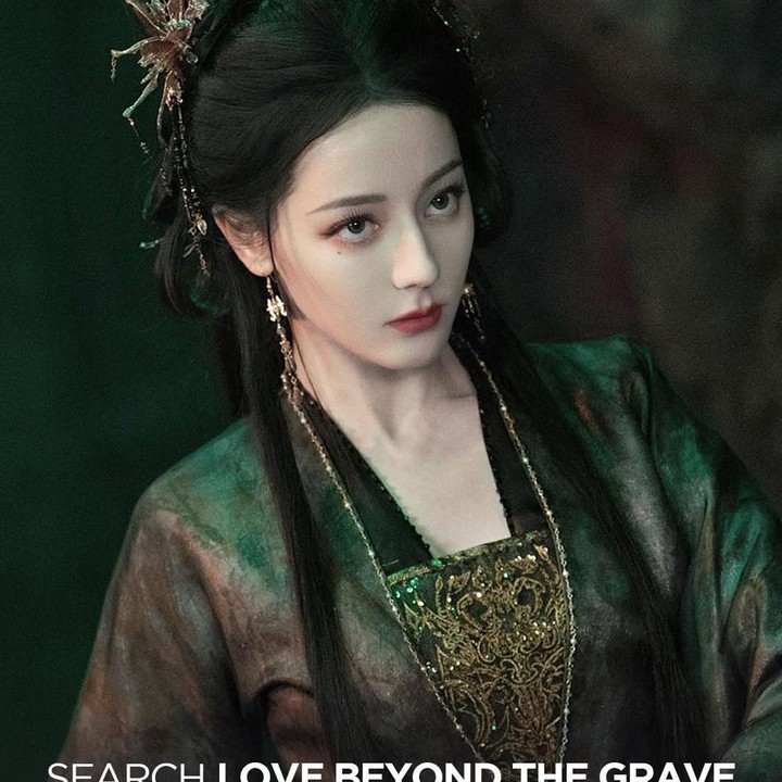 <p>Tokoh Ratu Hantu yang diperankan dalam drama China&nbsp;<em>Love Beyond The Grave</em> membuat karakter Dilraba Dilmurat menjadi lebih kuat, Bunda. Mulai dari ekspresi wajah, identitas warna, hingga aura misterius yang sangat dominan pada dirinya. (Foto: Instagram @official.wetv)</p>