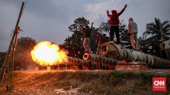 FOTO: Adu Dentum Meriam pada Tradisi Ngadu Karbit di Bogor