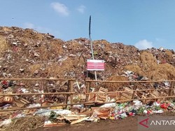 Selama 3 Hari, 20 Truk Dikerahkan Angkut Sampah Menggunung di Pasar Kramat Jati