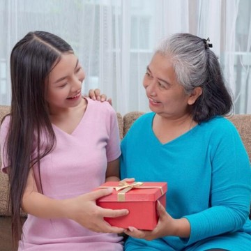 5 Tips Mempererat Hubungan dengan Orang Tua saat Kita Dewasa