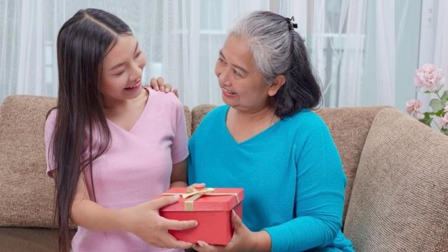 Tips Mempererat Hubungan Orang Tua dan Anak saat Dewasa