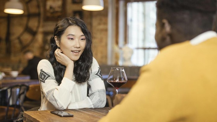 “Aku cuma jujur” yang diikuti kalimat negatif dan bersifat menyinggung menunjukkan kecerdasan sosial rendah