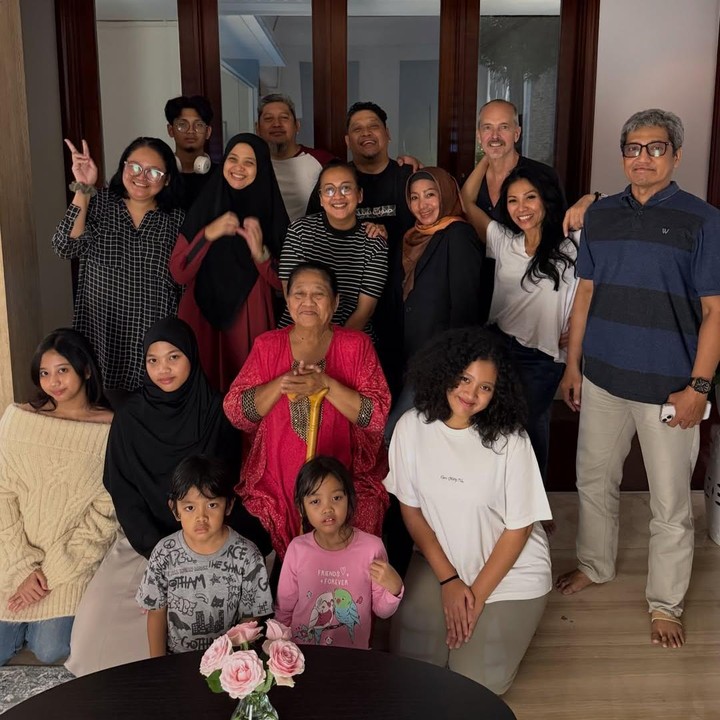 <p>Anggun mengaku kangen bertemu dengan saudara-saudaranya, Bunda. Perempuan 51 tahun ini menganggap pertemuannya dengan keluarga besar di momen Lebaran berhasil menjadi pengobat rindunya. "Jarang ketemu karena kami tidak tinggal di kota bahkan di negara yang sama. Jadi Lebaran kemarin kumpul keluarga membuat hatiku jadi penuh," ungkapnya. (Foto: Instagram @anggun_cipta)</p>