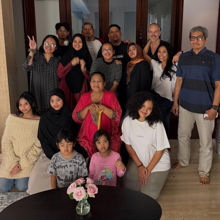 <p>Penyanyi Anggun C. Sasmi baru-baru ini membagikan momen spesial bersama keluarganya. Anggun pulang kampung ke Indonesia di hari Lebaran untuk berkumpul dengan keluarga besarnya di Jakarta. Momen ini dibagikan Anggun dalam unggahan di Instagram, Bunda. (Foto: Instagram @anggun_cipta)</p>