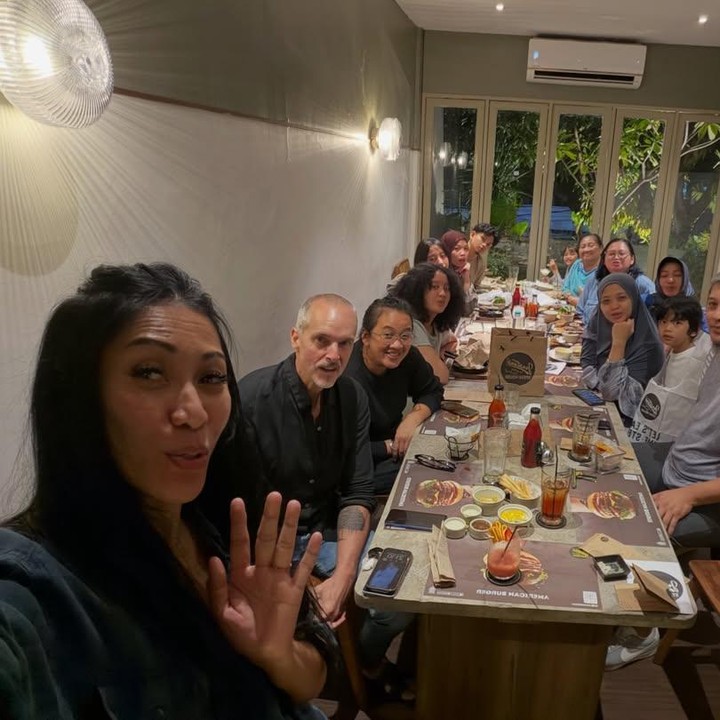 <p>Dalam unggahan ini, Anggun mengungkap rasa bahagianya karena bisa bertemu dengan saudara-saudaranya, termasuk kakak dan adiknya. Pertemuan ini terasa begitu berkesan karena Anggun selama ini menetap di Prancis bersama suami bulenya, Christian Kretschmar dan putri semata wayangnya, Kirana. (Foto: Instagram @anggun_cipta)</p>