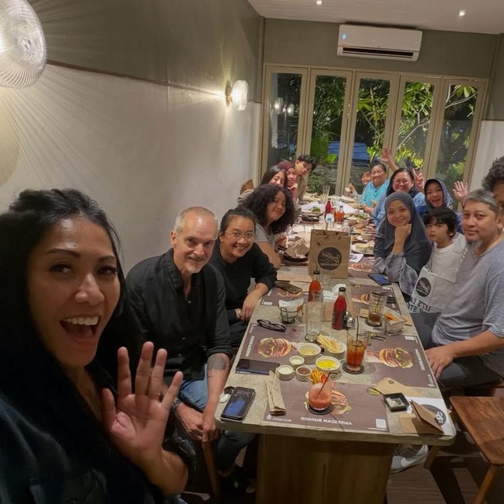 <p>Di pertemuan ini, tidak semua anggota keluarga Anggun hadir. Putri Anggun, Kirana, tidak bisa bergabung lantaran masih berada di Paris. "Kami 5 bersaudara : Wiwin, Anggun, Gogor, Ganjar, Anggit dgn keluarga dan brojolan masing2, kecuali untuk si bungsu @anggitkinanti yg masih <em>single</em> dan<em> ready to mingle</em>, dan juga tanpa anakku, Kirana yang sedang di Paris," tulis Anggun. (Foto: Instagram @anggun_cipta)</p>