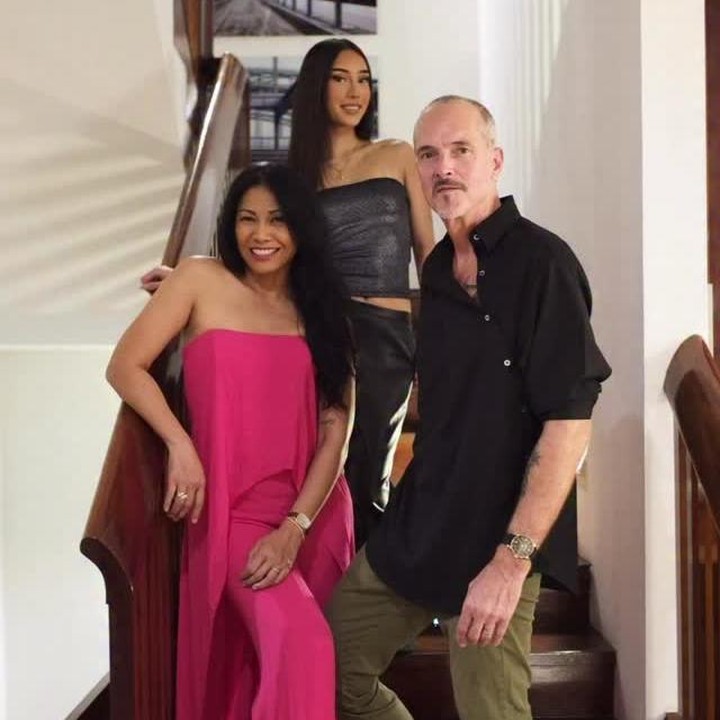 <p>Anggun sudah lebih dari 30 tahun menetap di Prancis untuk mengejar karier bernyanyinya. Anggun menetap di Prancis bersama suami bulenya dan sang putri, Kirana. Anggun masih sering kembali ke Tanah Air untuk urusan pekerjaan. Belakangan, perempuan kelahiran Jakarta ini pulang ke Indonesia untuk keperluan promosi film terbarunya berjudul <em>Para Perasuk</em>. (Foto: Instagram @anggun_cipta)</p>