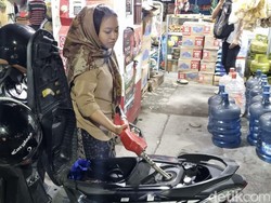 Antrean di SPBU Mengular, Warga Surabaya Kini Beralih ke Warung Madura