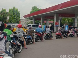 SPBU Pertamina Diserbu Jelang 1 April, Antrean BBM Mengular Sejak Pagi!