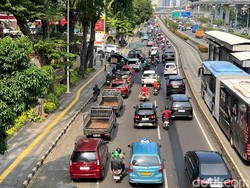 Antrean Kendaraan Mengular di SPBU Pertamina-Swasta, sampai Bikin Macet
