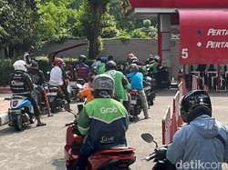 Khawatir BBM Naik, Ojol Serbu SPBU!