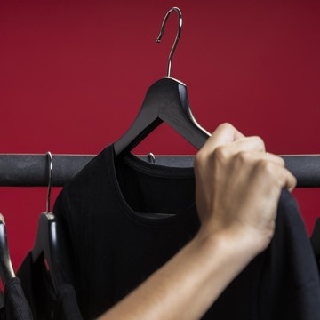 5 Cara Mencuci Baju Hitam agar Warnanya Tidak Pudar