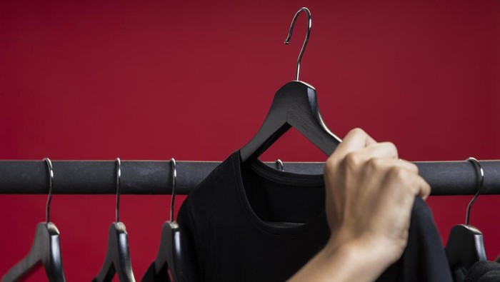 5 Cara Mencuci Baju Hitam agar Warnanya Tidak Pudar