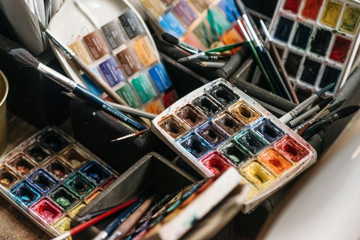 Menurut sebuah studi dari Journal of Intelligence, orang dengan IQ tinggi juga cenderung lebih kreatif. Jadi jangan heran kalau kamu melihat alat melukis, merajut, dan perlengkapan kreatif lainnya.