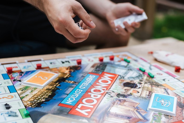 Cara mengenali orang dengan IQ tinggi dilihat dari barang di rumahnya adalah mereka memiliki beberapa jenis board game atau permainan papan. Sebuah studi yang diterbitkan dalam International Journal of Game-Based Learning menunjukkan bahwa orang yang secara teratur bermain permainan papan biasanya memiliki IQ yang lebih tinggi.