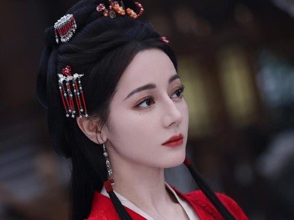5 Potret Memesona Dilraba Dilmurat dalam Drama China Terbaru 'Love Beyond The Grave'
