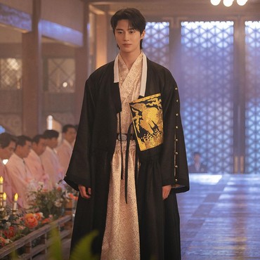 Rating Debut 'Perfect Crown' Melejit, Drama Baru IU & Byeon Woo Seok Langsung Viral