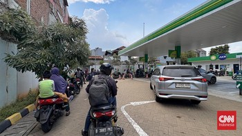 FOTO: Harga BBM Tak Naik, Warga Tetap Antre BBM