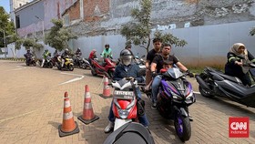 Antrean warga saat akan membeli bahan bakar minyak (BBM) nonsubsidi di kawasan Jalan Minangkabau Barat, Jakarta, pada Selasa (31/3/2026). (CNN Indonesia/Adi Ibrahim)