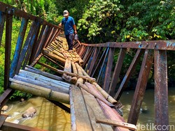 Horor Jembatan Melintir di Cibadak, Hanya Ditopang Dua Batang Bambu