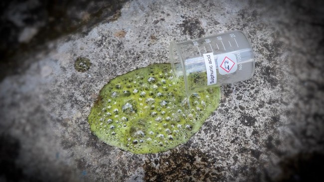 Seorang pria paruh baya diserang dengan air keras sepulang salat subuh di Bekasi. Polisi masih menyelidiki motif dan identitas pelaku.