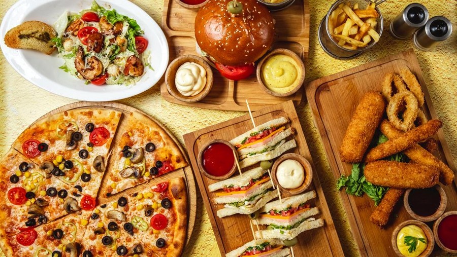 Ilustrasi burger&comma; pizza&comma; makanan cepat saji&comma; makanan uph