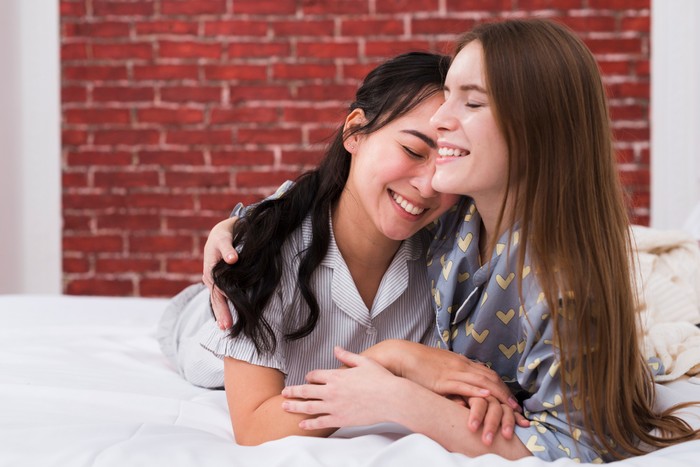 Orang berkelas adalah pendengar yang baik. Saat ada orang yang curhat padanya, mereka akan mendengarkan dengan sepenuh hati, tanpa memotong atau menghakimi.