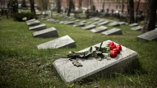 Benarkah Dilarang? Ini Penjelasan Salat Dekat Kuburan dalam Islam