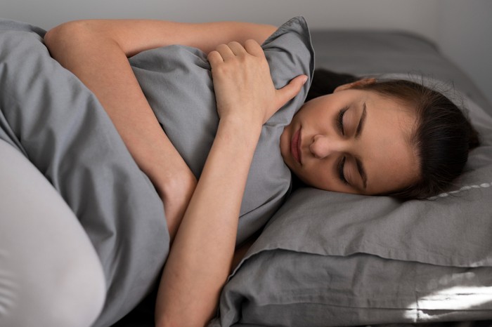 Arti mimpi menangis hingga mengeluarkan air mata menurut ilmu psikologi dan spiritual