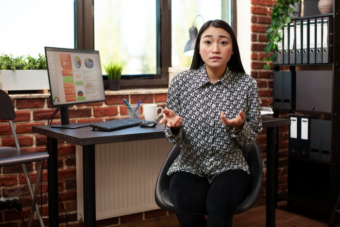 Orang ber-IQ tinggi akan kembali mempertanyakan informasi yang diterimanya, tentang mengapa hal tersebut terjadi seperti itu. Kebiasaan ini dilakukan bukan karena mereka skeptis atau terlalu analitis.