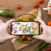 8 Ciri Kepribadian Orang yang Jarang Posting Makanan di Medsos