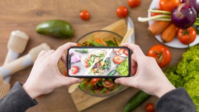 8 Ciri Kepribadian Orang yang Jarang Posting Makanan di Medsos