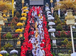 Ribuan Umat Ikuti Melasti Jelang Karya IBTK di Besakih