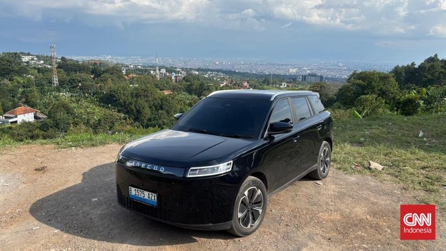 Melonjaknya angka penjualan kendaraan listrik tersebut bisa menjadi kenyataan karena masyarakat kian paham ada selisih jauh untuk biaya operasional sehari-hari.