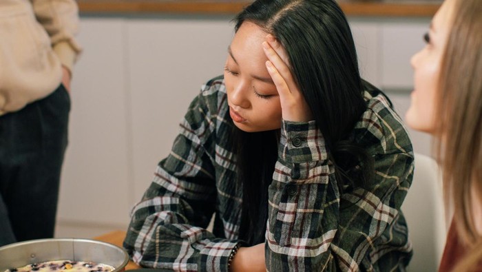 Kalimat “Kamu terlalu sensitif” menunjukkan kurangnya empati.