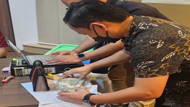 Kejaksaan Agung menyita uang tunai dalam bentuk dolar Amerika Serikat saat menggeledah kantor Asmin Koalindo Tuhup (AKT) di Jakarta.