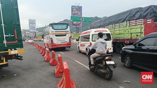 Kemacetan panjang terjadi di jalan menuju Pelabuhan Merak sejak dini hari, dengan sopir truk terjebak antrean hingga 5 jam sebelum masuk kapal.