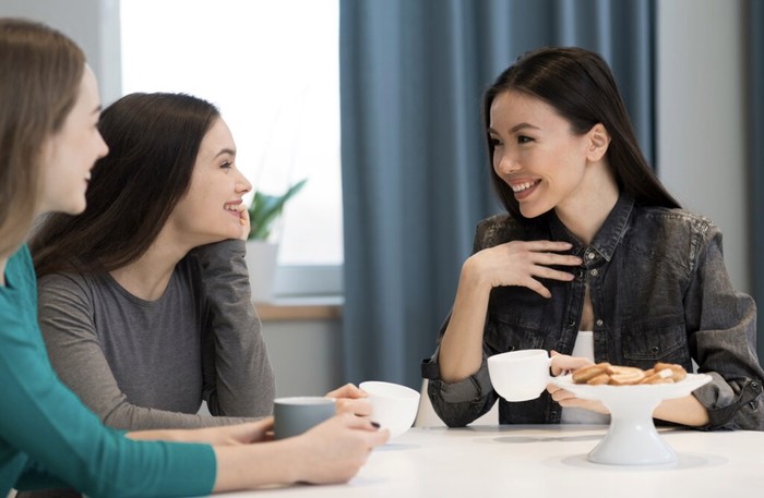 Anak yang dididik oleh orang tua yang terlalu keras terbiasa menjelaskan pilihan hidupnya secara berlebihan untuk menghindari penilaian negatif./ Foto: Freepik.com